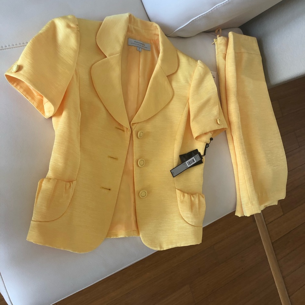 NWT Tahari suit